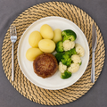 Aardappels, groente, vlees maaltijd