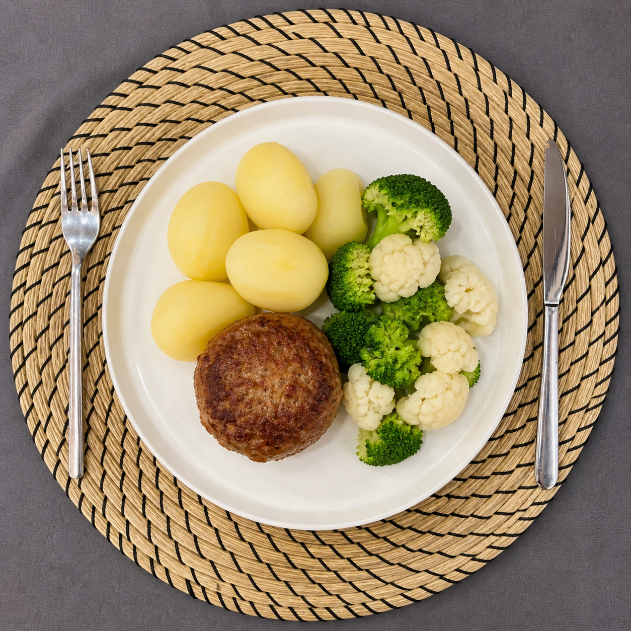 Aardappels, groente, vlees maaltijd